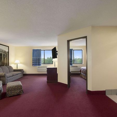 Super 8 By Wyndham Cuba Hotel Room photo